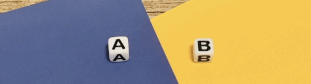 青と黄色の紙に置かれた「A」と「B」のサイコロブロック